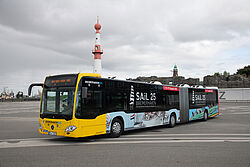 Bus mit Werbung für die SAIL 2025